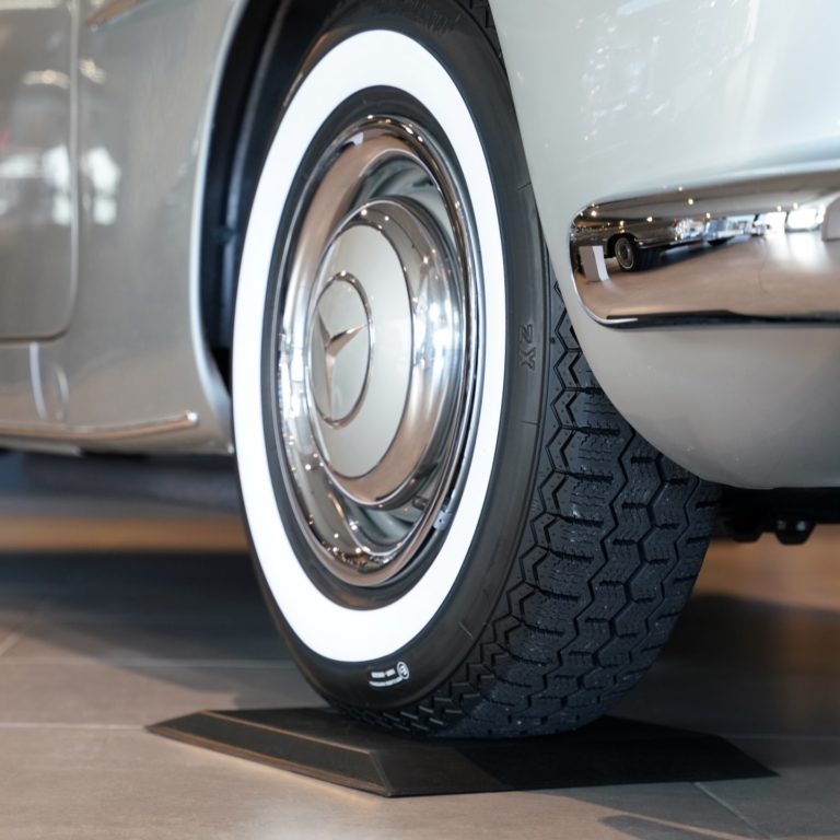 Weißwandreifen eines silbernen Mercedes Benz