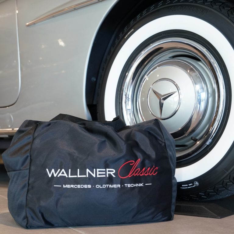 Wallner Classic Tasche schwarz vor einem Mercedes Weißwand Reifen