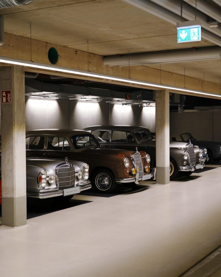 Fahrzeuge Fotografiert in einer Garage