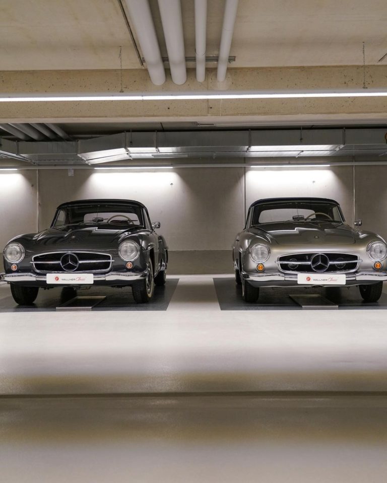 Fahrzeuge Fotografiert in einer Garage