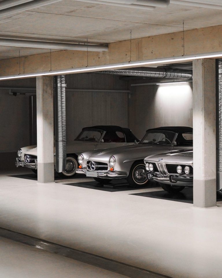 Fahrzeuge Fotografiert in einer Garage