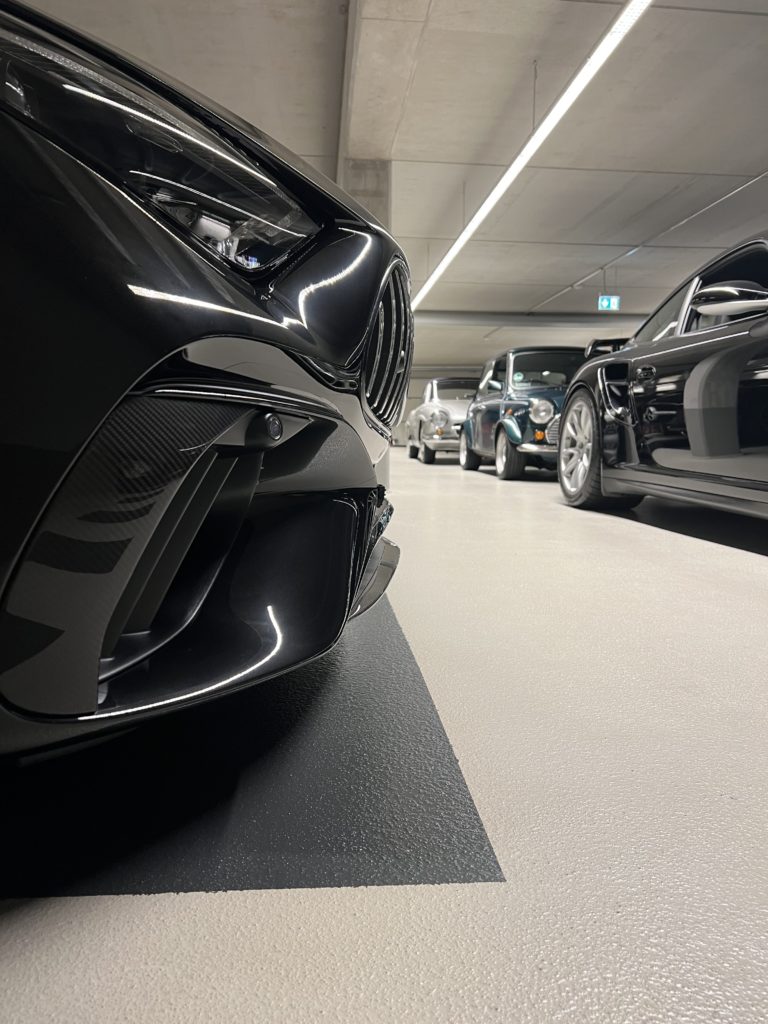 Fahrzeuge Fotografiert in einer Garage