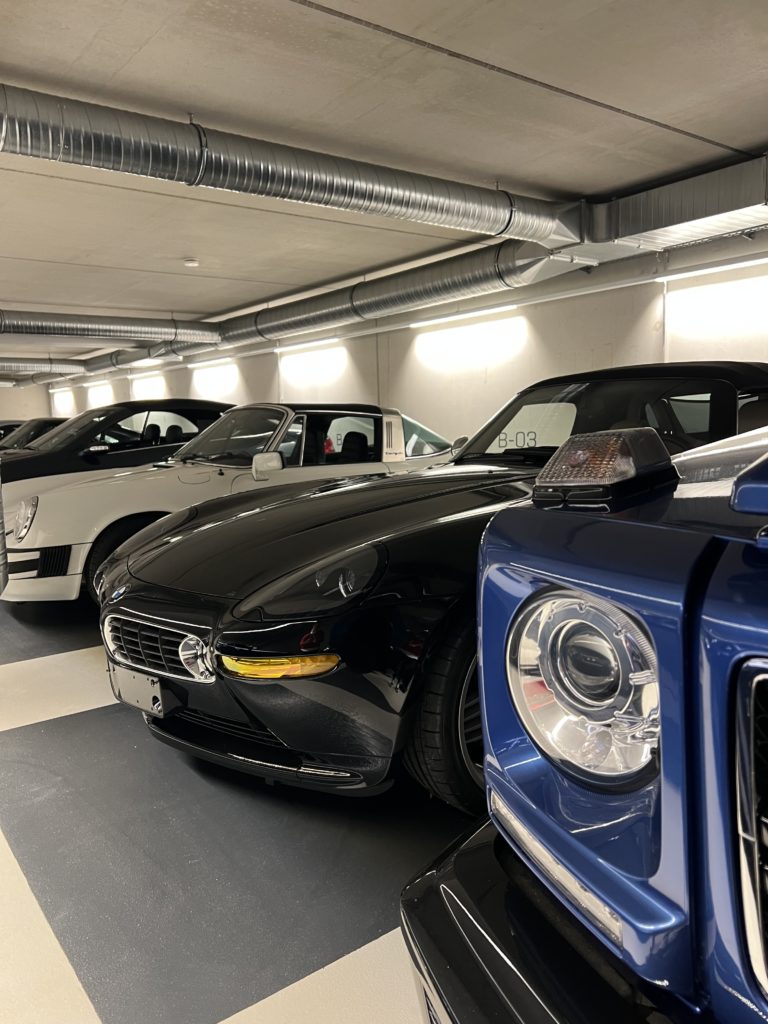 Fahrzeuge Fotografiert in einer Garage