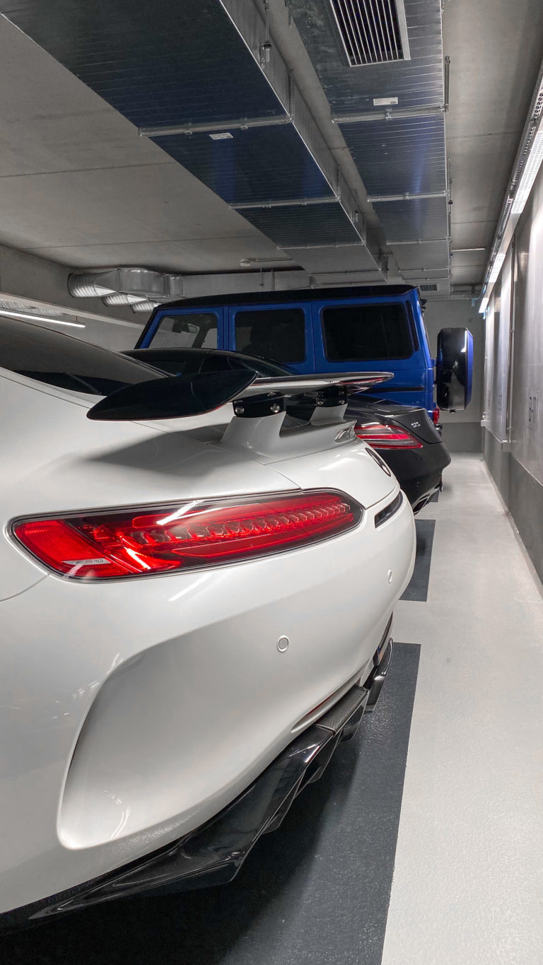 Fahrzeug in einer Tiefgararge