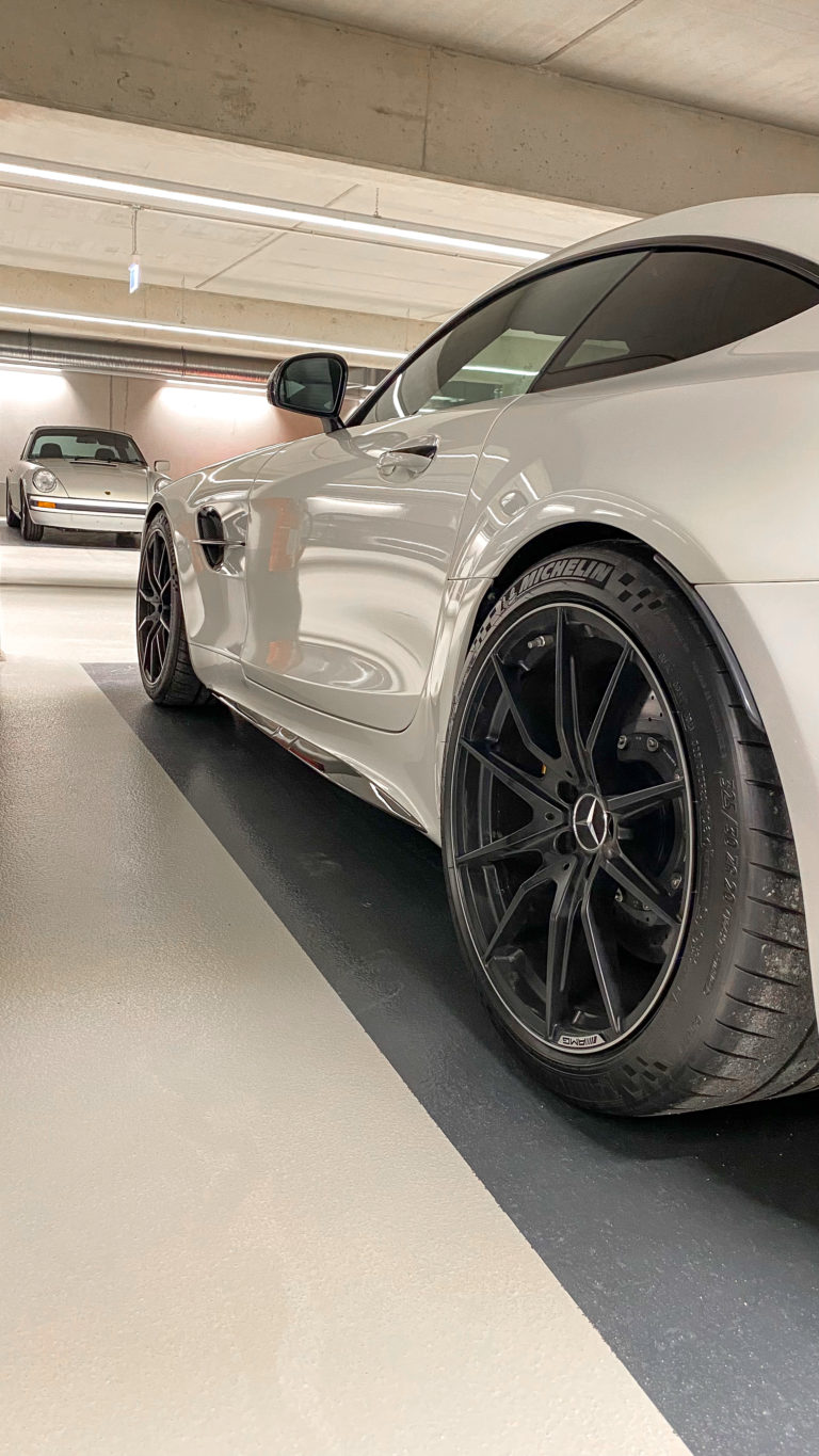 Weißes Fahrzeug in der Tiefgarage