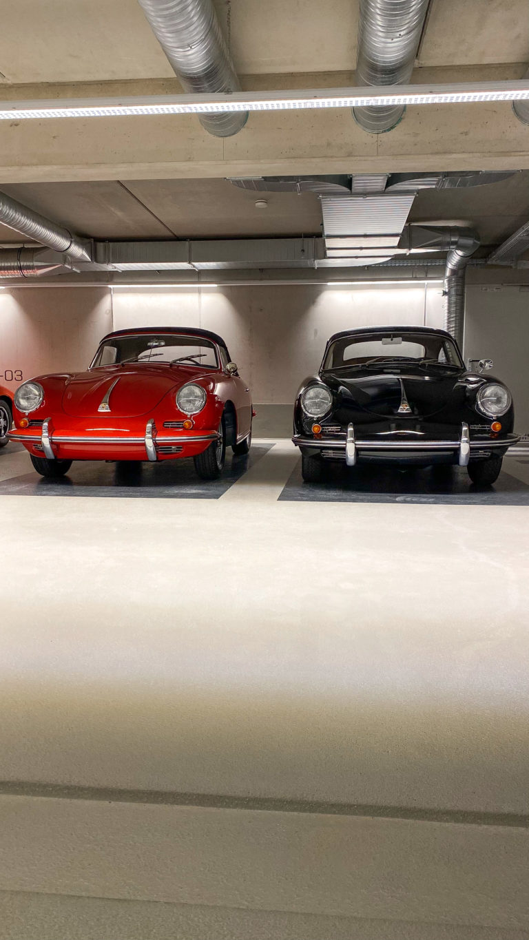 Zwei Oldtimer Porsche in der Tiefgarage