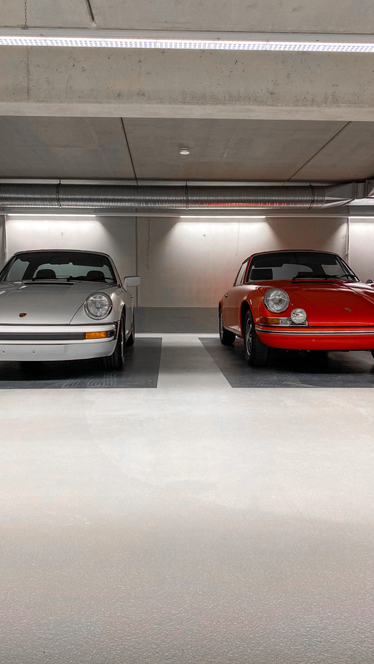 Fahrzeuge Fotografiert in einer Garage