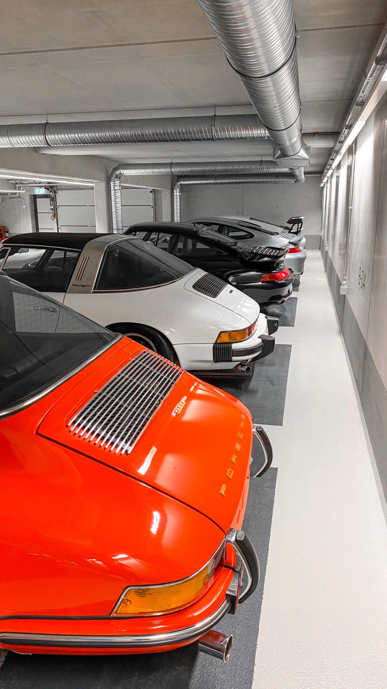 Fahrzeuge Fotografiert in einer Garage