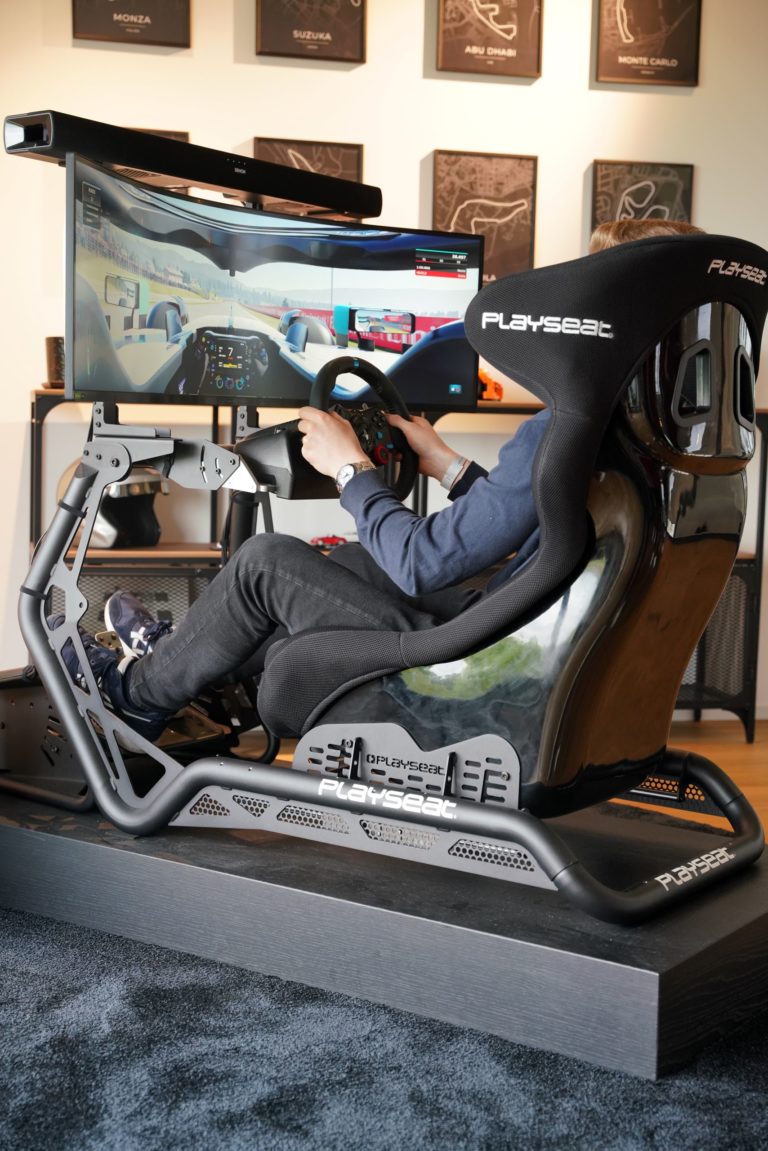 Eine Person in einem Play Seat