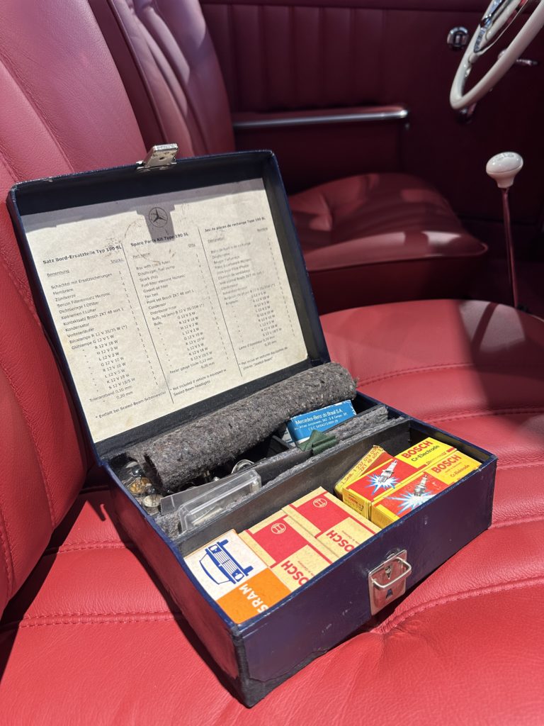 Reparatur Kit auf einem roten Ledersitz