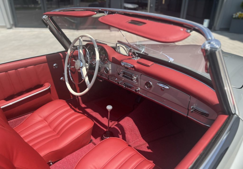 Cabrio mit roten Ledersitzen und weißem Lenkrad