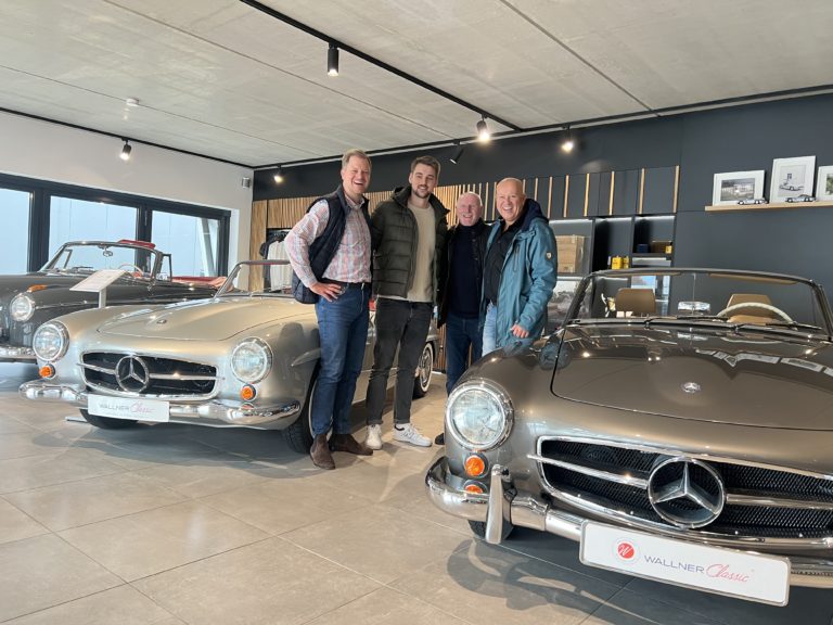 Zu sehen ist Hr. Genz mit drei weiteren Personen im Verkaufsraum von Wallner Classic