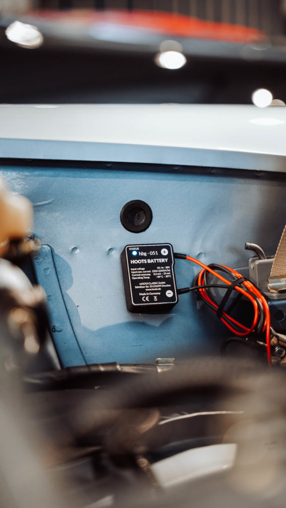 Zu sehen ist ein Hoots Battery Gerät, welches an einem Fahrzeug befestigt wurde.