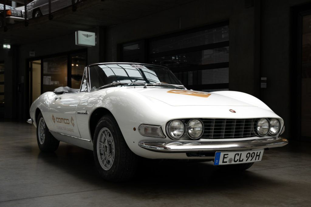 Zu sehen ist ein weißer Oldtimer-Rennwagen mit dem Kennzeichen E CL 99H